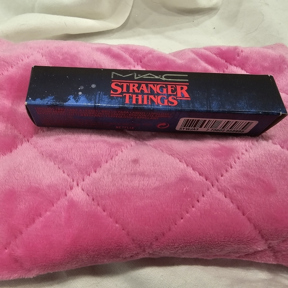 MAC + Stranger Things Lipgloss Marvelous Max - Picture 5 of 9